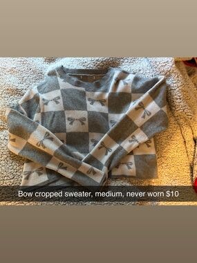 Women’s Gray & Cream Bow Pattern Cropped Sweater